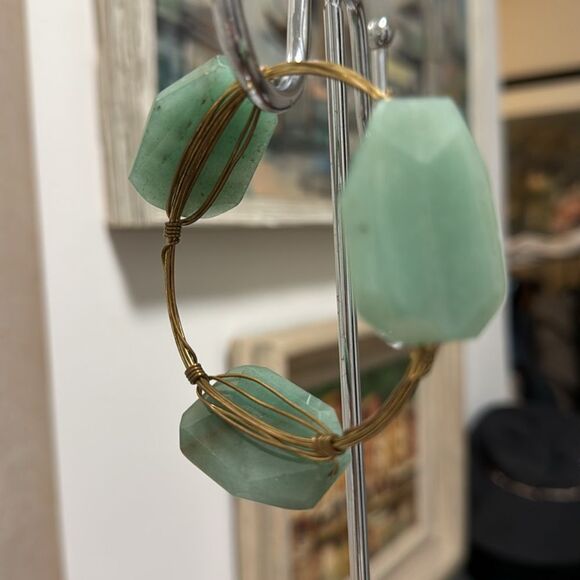 Goldtone Bangle Bracelet with 3 Large Faceted Green Chalcedony Stones. Size 7.5. - Picture 4 of 5